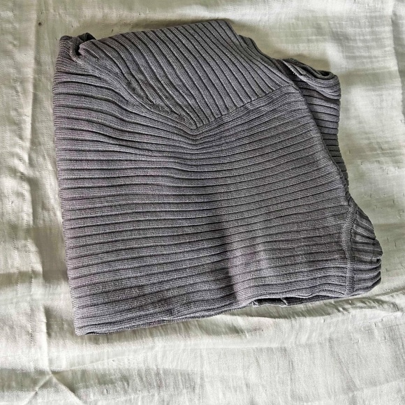 SWEATER, SILK 70%, SIZE XL, GRAY, ROUND NECK, LONG SLEEVES, TURTLENECK, HOLT REN - Picture 2 of 4